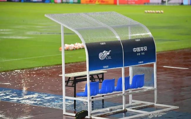 洛伦佐·迪·博纳文图拉、贝拉·艾弗里继《巨齿鲨1》后再次担当本次续作的制片人，与本片导演 本·维特利（《蝴蝶梦》《走火交易》），编剧迪恩·乔格瑞斯、乔·霍贝尔、埃里希·霍贝尔共同为影片质量保驾护航